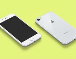 iPhone 8 poggiato su una superficie chiara con illuminazione soffusa, che mette in risalto il suo design compatto e iconico.