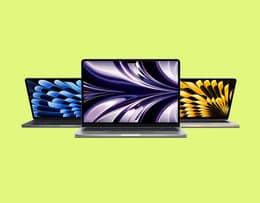Vari modelli di MacBook Air (serie 15", 2024, M3), serie 13", 2024, M3, serie 5", 2023, M2. Aperti e con lo schermo che mostra colori vivaci.