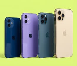 Quattro modelli della gamma iPhone 12 disposti su una superficie chiara, con variazioni di dimensioni e colori: iPhone 12 mini, iPhone 12, iPhone 12 Pro e iPhone 12 Pro Max 